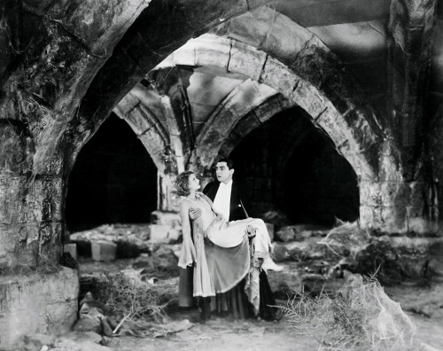Helen Chandler and Bela Lugosi in Dracula (Tod Browning, 1931)