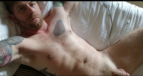 alanh-me:  99k+ follow all things gay, naturist and “eye catching”  