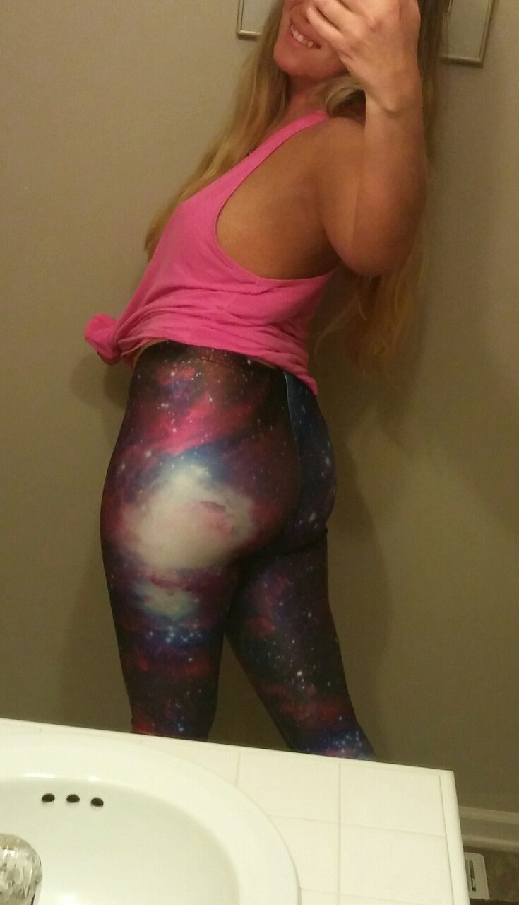 sarahxoxoblog:  Hope everyone is having a fabulous humpday and enjoy some ass in