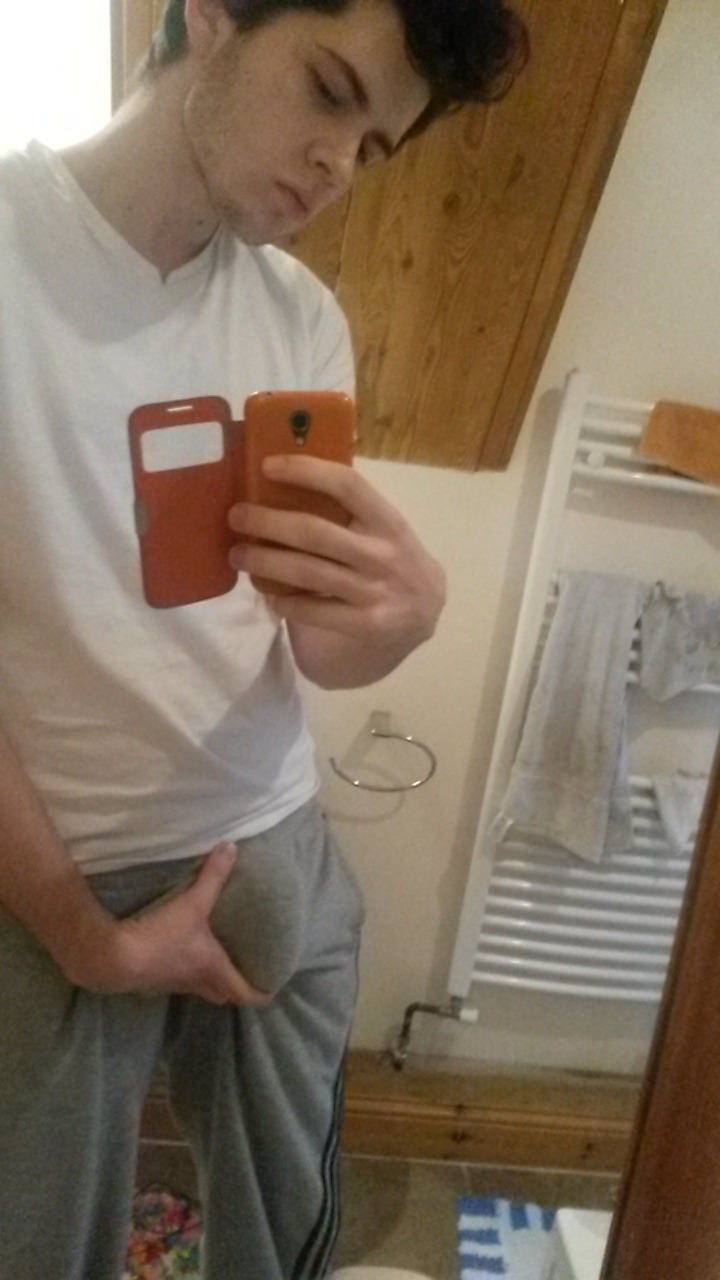 gaysexinchurch:  joining the grey sweatpant dick bulge trend 