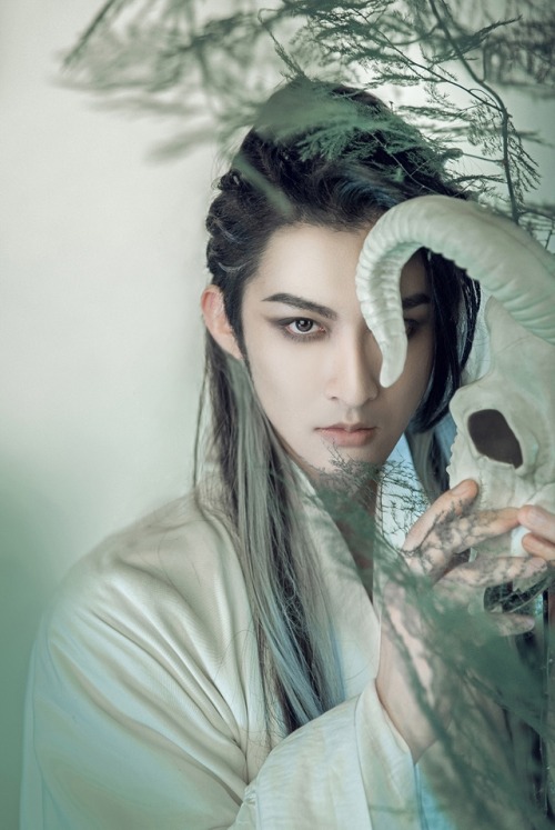 Hanfu photoset via Coser小梦, Part 9/? Coser小梦 is dressed as Baigu Gongzi/白骨公子 (white bone prince), a 