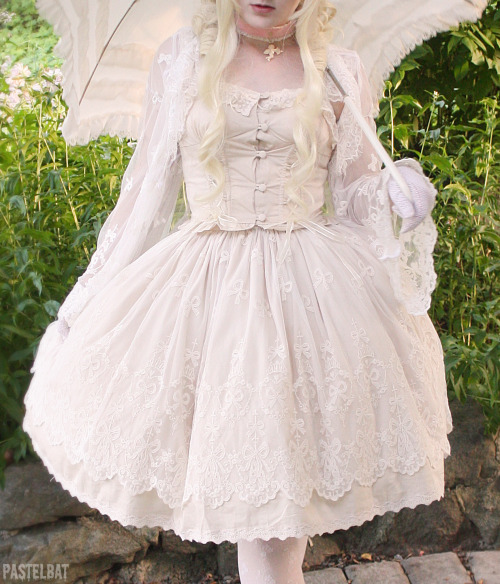 pastelbat: Lolita outfit for a Victorian picnic we attended i don’t own anything Victorian so i wore