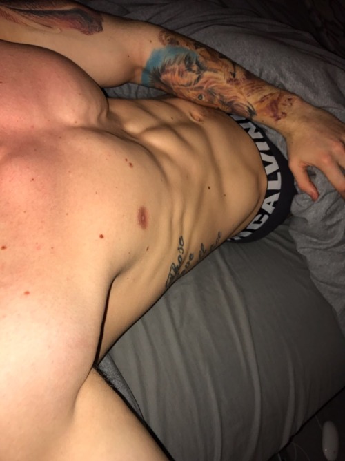 londonsoldier:  southampton-chavs: 21Yo discreet army lad in Southampton  Fuckin Hot Loggie