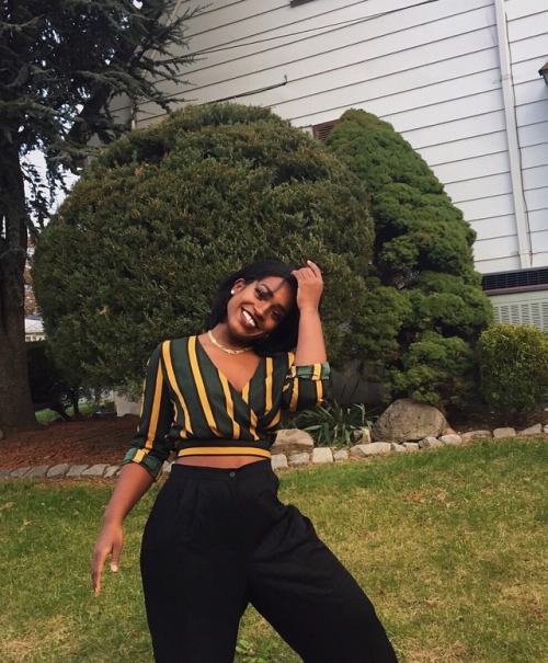 ashuuhleey: I’m only stunning because I own a taser✨