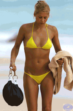 famous-nsfw-tub:  Anna Kournikova just checking if everything is in place….