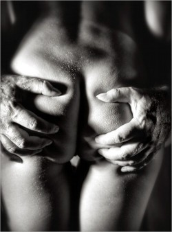 black-and-white-erotic-art:  ⚫️⚪️