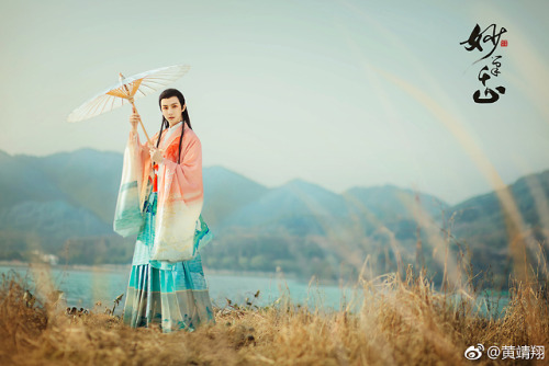mode: 黄靖翔 photographer: @另一个从暮 hair and makeup: @M-STUDIO小六老师 hanfu:   @衔泥小筑汉服 ‘s collaboration with