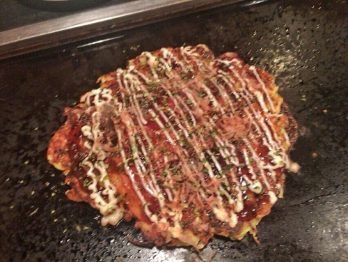 shoku-and-awe:豚にんにくスタミナお好み焼き // Pork & Garlic ‘Stamina’ Okonomiyaki