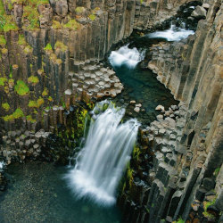 hanjeanwat:  Hexagonal rocks-WUT: The columns form due to stress as the lava cools. The lava contracts as it cools, forming cracks. Once the crack develops it continues to grow. The growth is perpendicular to the surface of the flow. Entablature is probab