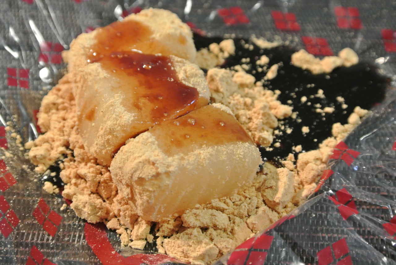 chuck-snowbug:  信玄餅 - Shingen Mochi (Soybean Flour &amp; Black Sugar Syrup