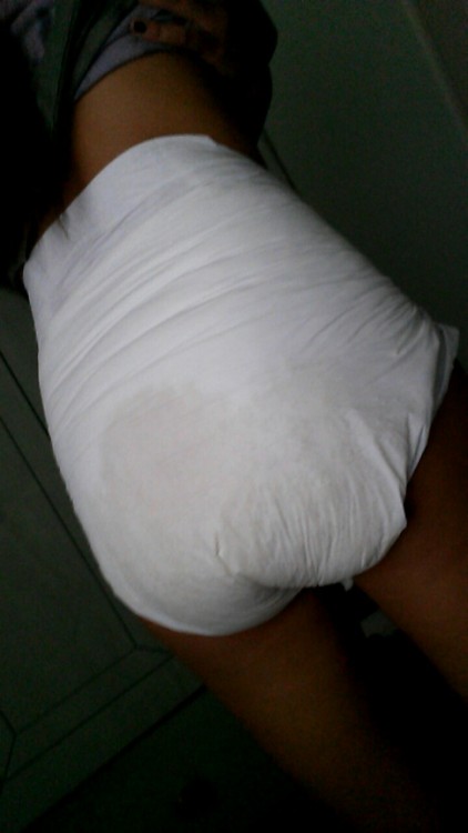 diaperedlyla:  Waking up to a nicely soaked bambino :-)