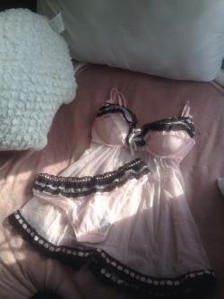cummbunny:  look how gorgeous this lingerie is!!! perfect princess present