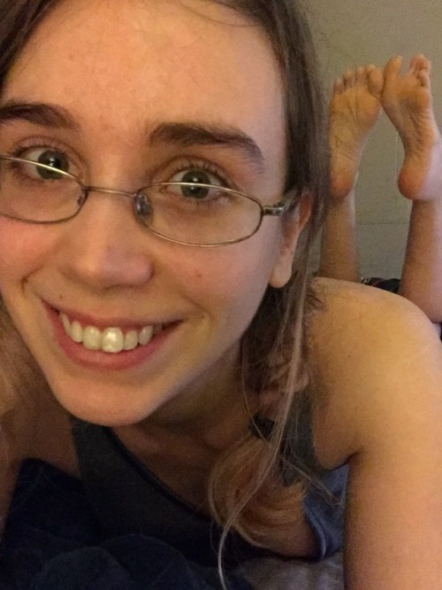 missoliviahayes: Good morning! Reblog or like this if you’re excited about me being back on cam in a