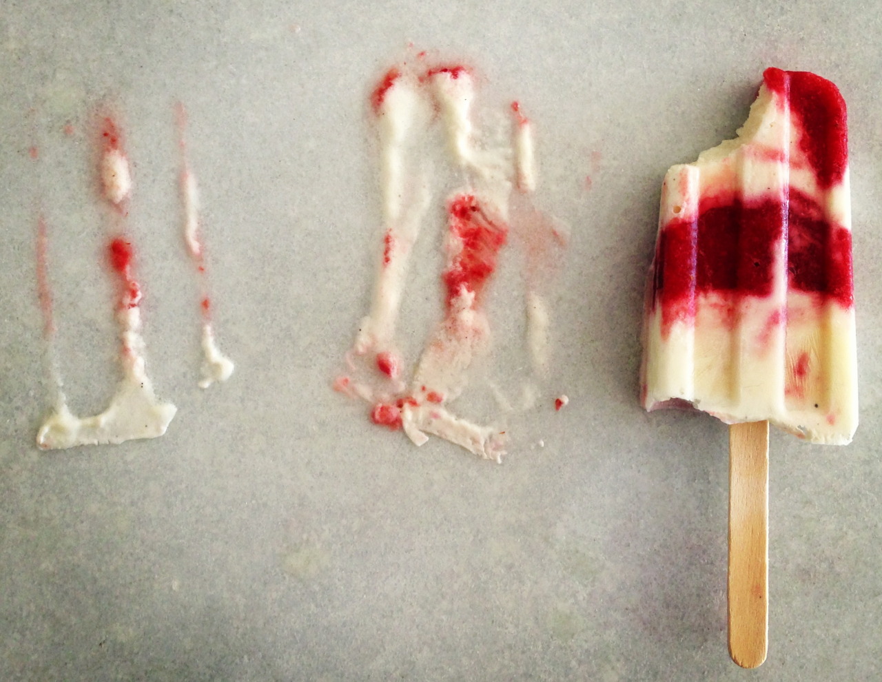 kitchenrevelry:   Strawberry Yogurt Pops  1 1/2 cups greek yogurt 2 cups sliced