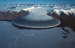 boishome:  blazepress:A glacier flowing over mountains.   Holy shit