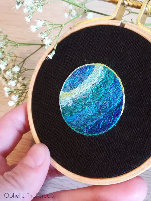  “Uranus”Hand embroidery.DMC embroidery threads on linen.Frame : 8cm in diameter.Planet 