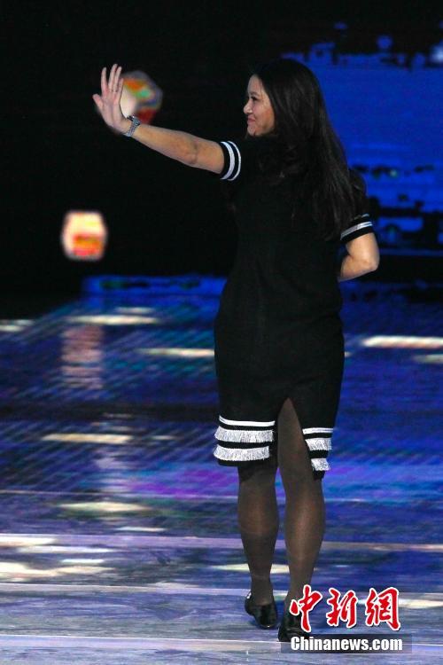  Chinese tennis star Li Na receiving the award for Best Female Athlete of the  Year