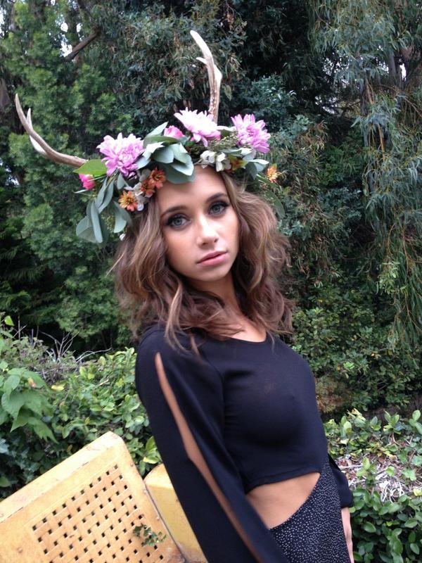 the-awkwardgeek:  “@olesyarulin: Flowers+Antlers= magic making”  She is my angel!