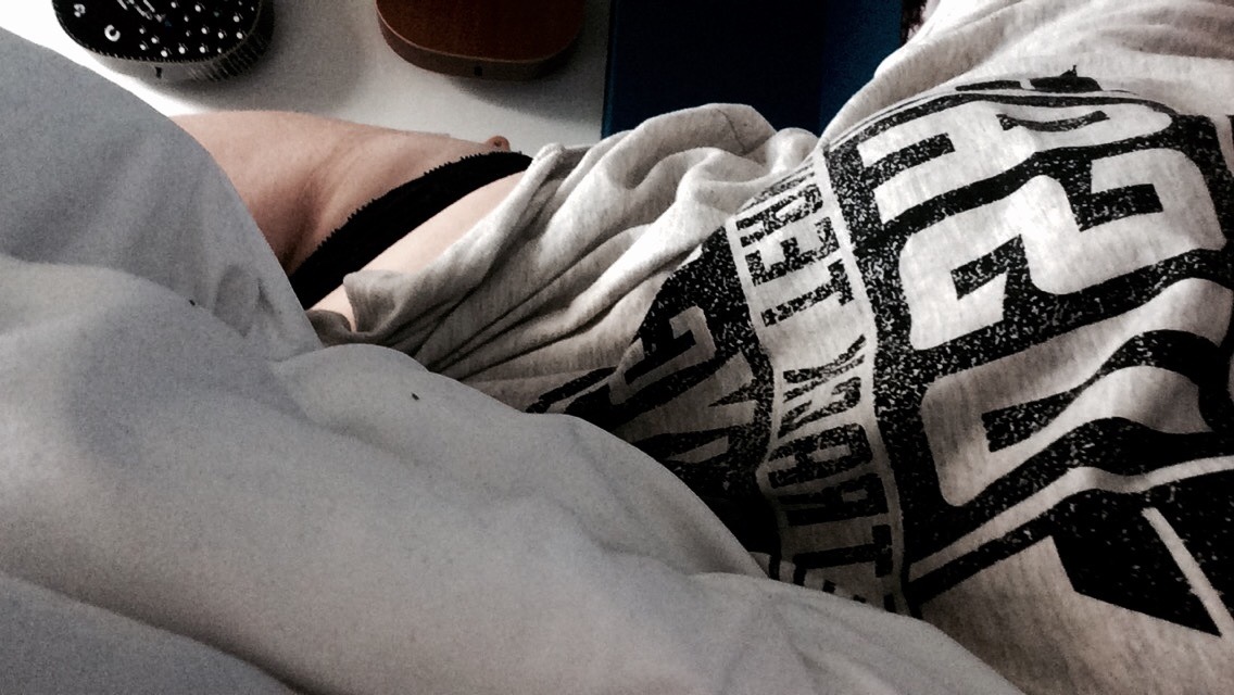 penguin-fluff:Lonely girl taking lonely selfies