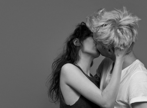 XXX mymodernmet:  Couples Passionately Kissing photo