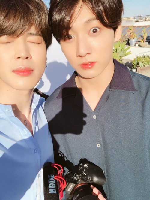 “Hyung take the picture”