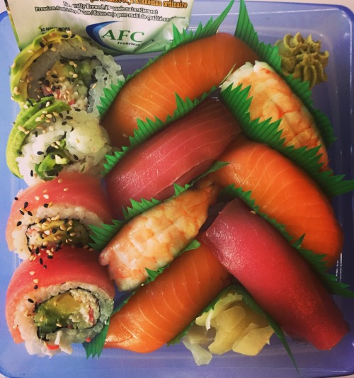 #sushi #sushisampler #nigiri #maguro #sake #ebi #shrimp #tuna #salmon #kani #delicious #healthy #gin