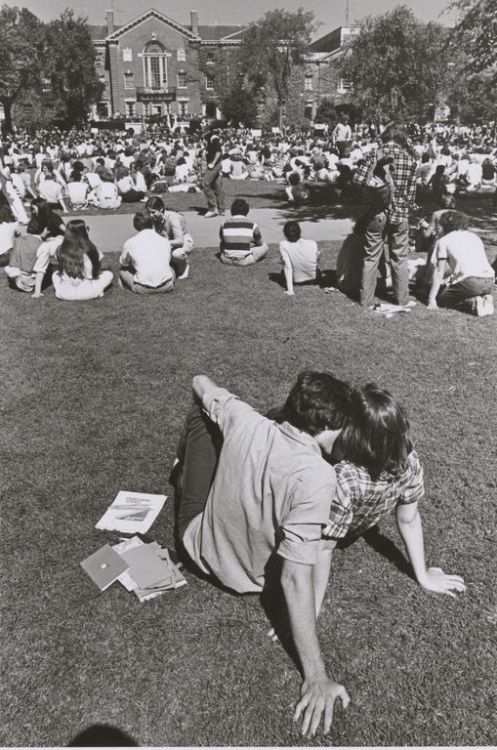 fuckyeahbrownuniversity:Young Lovers at Brown Convocation, 1979