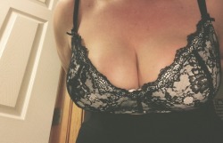 curiouswinekitten2:  *** CLEAVAGE SUNDAY