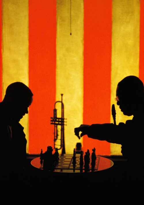 killerbeesting:Burt Glinn, A chess interlude during a break in the revelry at the Blackhawk, a night