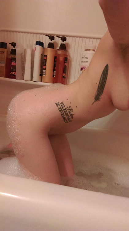 imbalanced-wanderlust:  Bubbles, butts & boobs part II. 