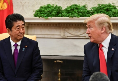 kidzbopdeathgrips:pissvortex:reddit-news:Donald Trump told Japan’s Prime Minister Shinzo Abe he coul