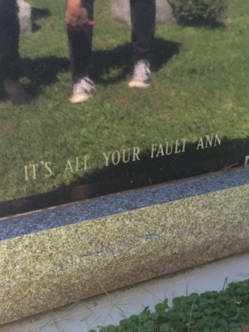 youngbloodbuzz:nicoledollanganger:WE FOUND THIS IN THE CEMETERY#april ludgate-dwyer when she dies