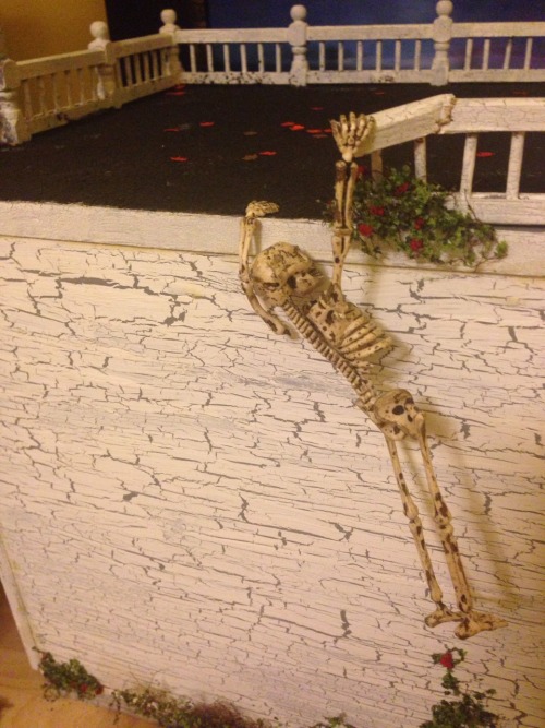 A brighter view on the ongoing accident. Our skeleton friend seems to have dislocated a shoulder.