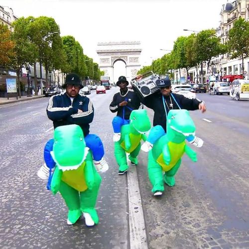 @dj_clif et les loups #RONSHA et #GZON de @la_meuteoff vous fond découvrir Paris a dos de Dinosaures