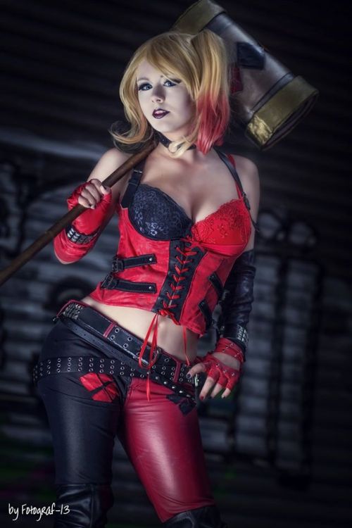 cosplayandgeekstuff:    MiuMoonlight Cosplay (Germany) as Harley Quinn.Photo I by:  Fotograf-13  Photo II by:  Benny Cosplay Photography  
