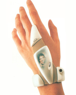 y2kaestheticinstitute:  Wearable Trium ‘Glove-Phone’ prototype (2001)Thanks to @year2000 !