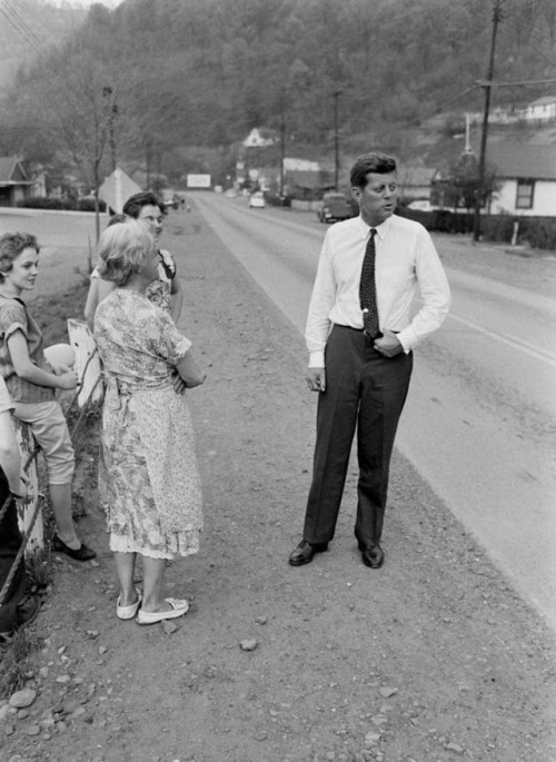 jfk-and-jackie:JFK is photographed by Hank Walker speaking to rural voters in West Virginia, 1960.