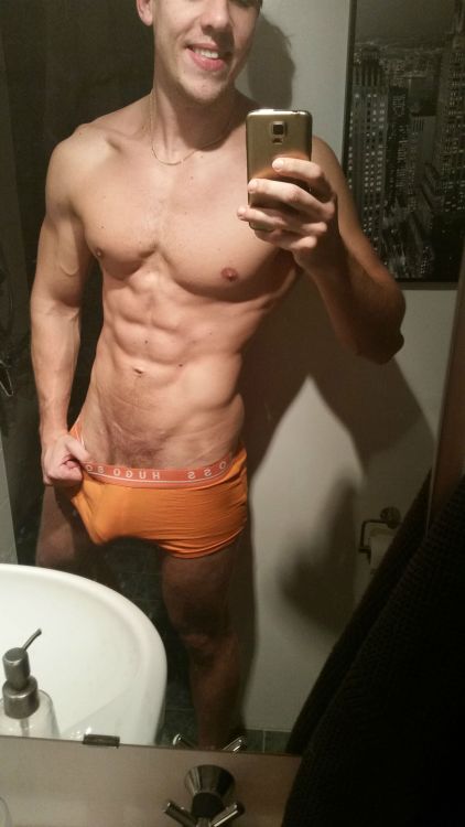 hornyclick:  Uncircumcised muscular white stud