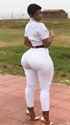 widehips-phatass:  Wide hips in #tightpants