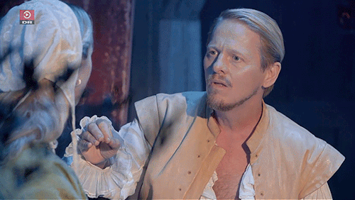 bonojour:thure lindhardt in the first episode of DR’s den store premiere
