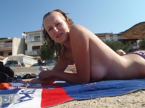 More nip slips and pussy slips pics at http://pussyslip.tumblr.com/