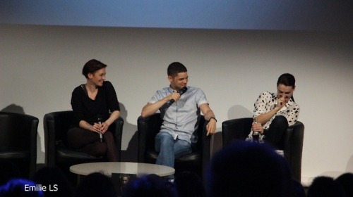 They were asked to describe the person to their left in one word. Chyler said “Huggies” about Jeremy