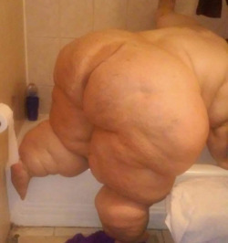 datdude4ssbbw:  rhyno7769:  Damn….she fine as hell… Somebody lucky…   True. Hit!