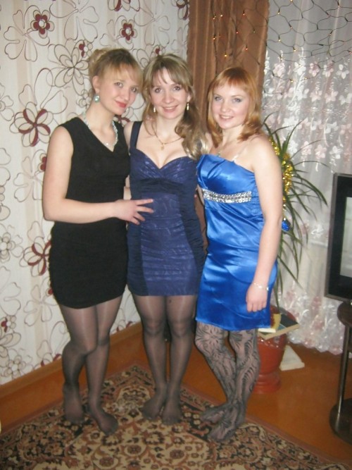 annoyinglbyprofoundcollectorlove:these three ladies are happy to party in their stocking feet 3 Pret