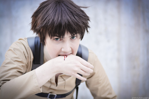 janiekat:Eren Jaeger Shingeki no Kyojin AnimeUSA 2013Eren firewolf826photographer janiekat**rest are