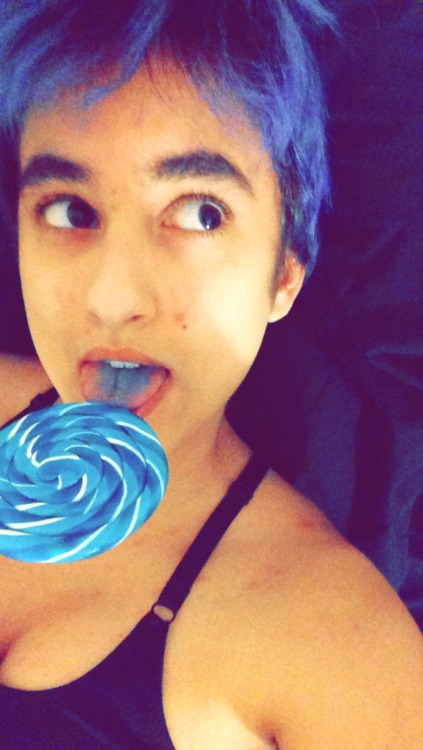 me, eating this Sportacus coloured lolipop, half naked in my room, at like 10pm: Glanni Glæpur