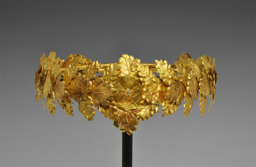ancientjewels: 4th-3rd century BCE Hellenistic Greek gold oak leaf wreath diadem. From Timeline Auct