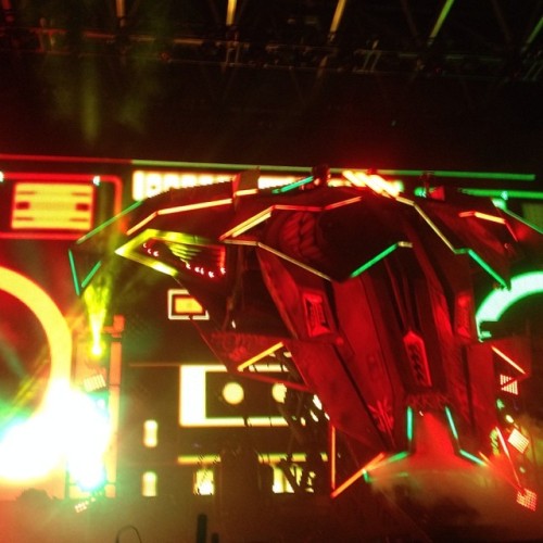 oieu:  Go Skrill, drop it hard! 👽💥🔊 #mothershiptour #recess #skrillex (at Echo Beach)