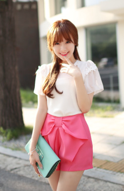 korean-dreams-girls:  Kim Shin Yeong - August