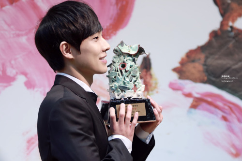 Lee Joon wins “Best New Actor Award” at the 1st Wildflower Film Awards [140401]